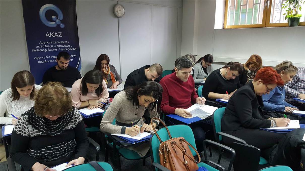 Učesnici obuke tokom provjere znanja putem testa.